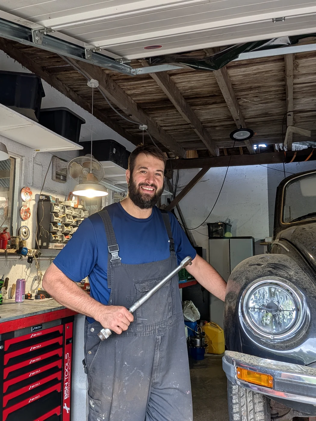 Martin dans son atelier Mater Cooled, outil en main