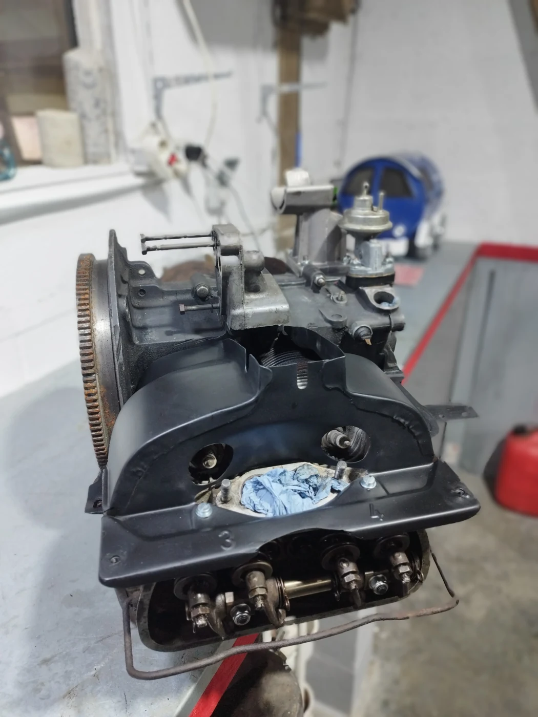 Moteur sur support, avec culbuteurs visibles