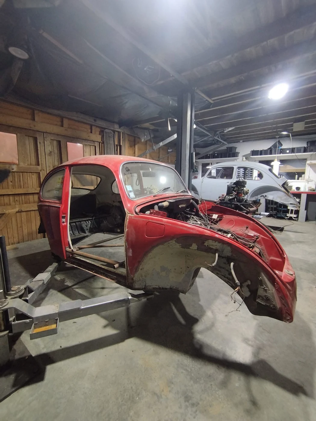 Caisse rouge démontée dans l’atelier