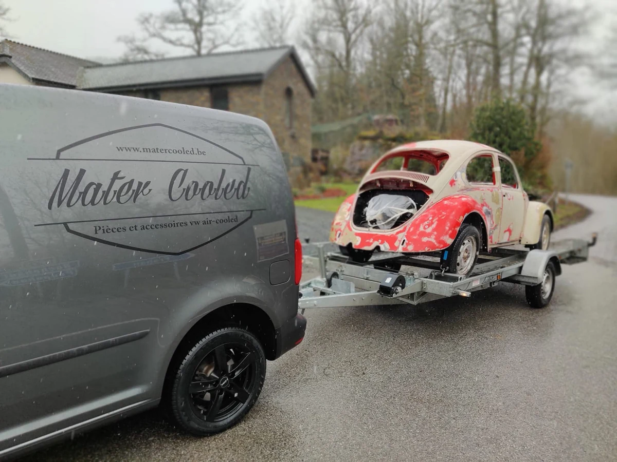 Volkswagen transportée sur remorque — vue 1