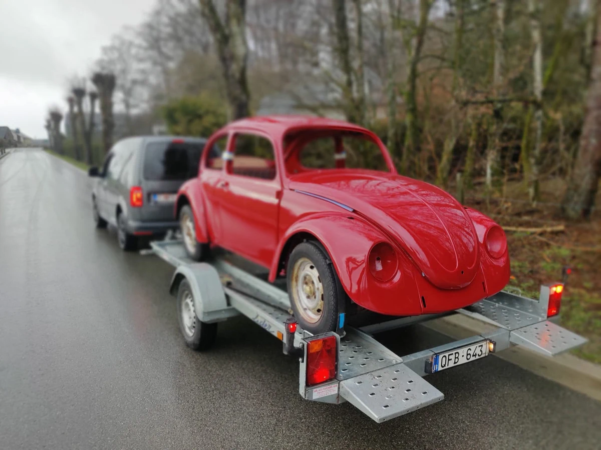 Volkswagen transportée sur remorque — vue 2